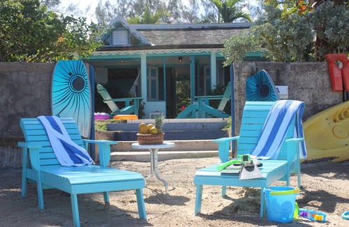 Runaway Bay Cottage | Bahia - charming seaside cottage, wooden loft and shutters, garden, staff