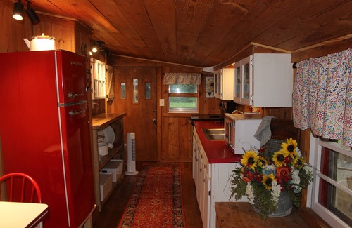 Crumpler Cottage | Baker's Cottage - Relax in this quiet mountain cottage by the creek.