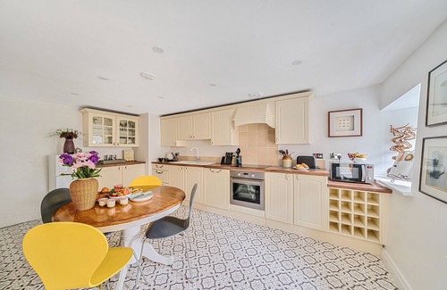 Shaftesbury Cottage | Bakers Cottage - that sleeps 3 guests in 2 bedrooms