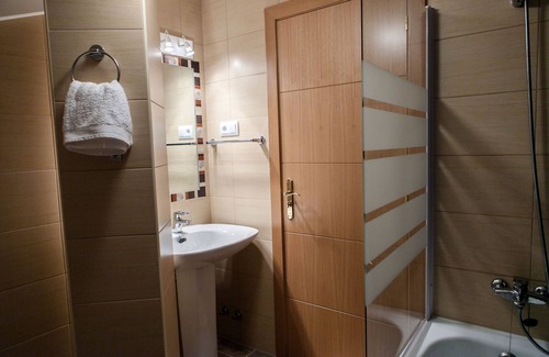 Roda de Isabena House | Balcón de Roda - PLAZA SUR spacious apartments, well equipped, free Wi-Fi