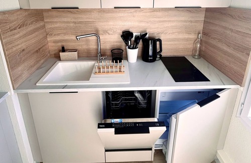 L'Isle-d'Abeau Condo | Balcony ★ Free Parking ★ AC ★ Pool | Modern 1 Bdr