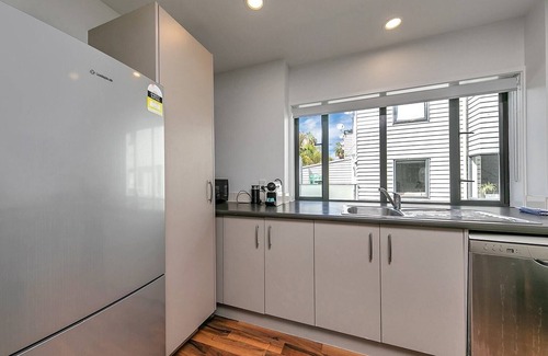 Parnell House | Balcony+Parking 3BR Gem Near Arena | Zodiak Stays