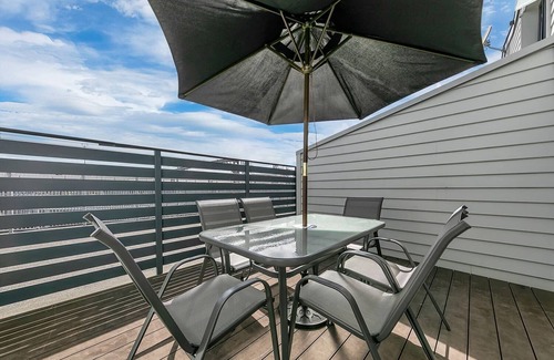 Parnell House | Balcony+Parking 3BR Gem Near Arena | Zodiak Stays