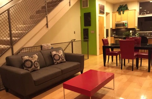 Raynolds Addition Apartment | Balloon Fiesta 3-Story Loft downtown w/gated security & jacuzzi bathtub.