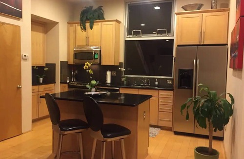 Raynolds Addition Apartment | Balloon Fiesta 3-Story Loft downtown w/gated security & jacuzzi bathtub.
