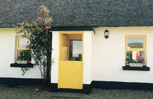 Ballyvaughan Cottage | Ballyvaughan Cottage No 6 - a bungalow that sleeps 7 guests in 3 bedrooms