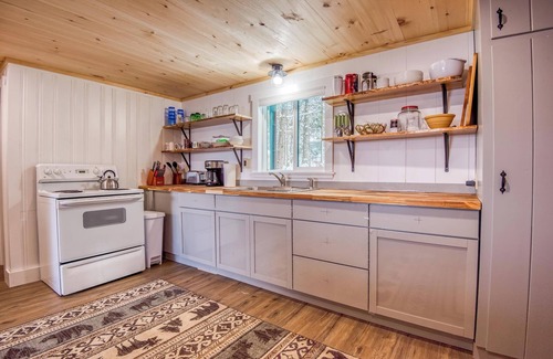 Rangeley Plantation Cottage | Balsam Breeze - cozy cottage on Mooselookmegunic!