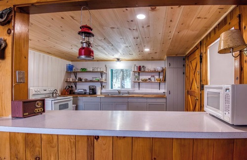 Rangeley Plantation Cottage | Balsam Breeze - cozy cottage on Mooselookmegunic!