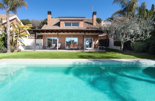 Arenys de Mar House | BANANA - Beautiful house in ARENYS DE MAR with private pool and garden, and a breathtaking view of the Mediterranean Sea!