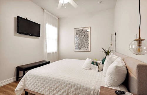 Orlovista Hotel | Banana Leaf Villa-Vintage Vibes Premium Room