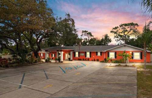 Orlovista House | Banana Leaf Villa-Vintage Vibes- King Suite