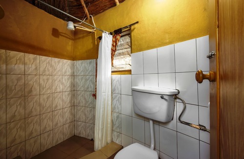 Entebbe Cabin | Banana Village