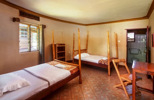 Entebbe Cabin | Banana Village