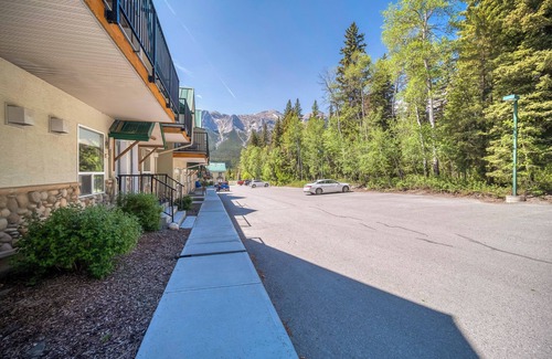 Harvie Heights House | Banff woods lodge-Combo Two Townhouse Door by Door