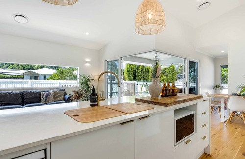 Bangalow House | Bangalow Breeze - Lovely pool - Walk to centre