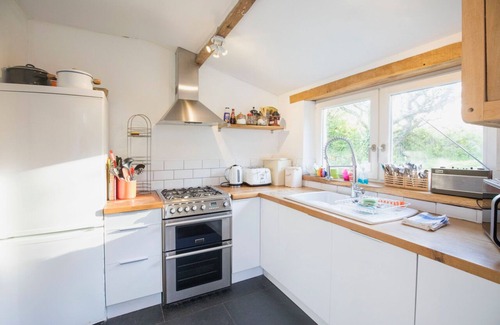 Angle House | Bangeston Barn with Log Burner, Garden, 2 mins from Surf Beaches