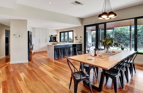 Mansfield House | Banksia House - 5 Bedroom 2 bathroom home with pool and large yard.