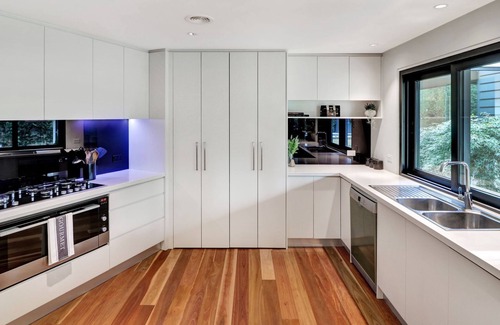Mansfield House | Banksia House - 5 Bedroom 2 bathroom home with pool and large yard.