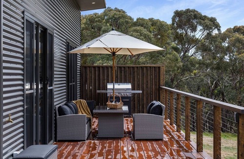 Eganstown House | Banksia Villa- Modern two bedroom Villa with country views