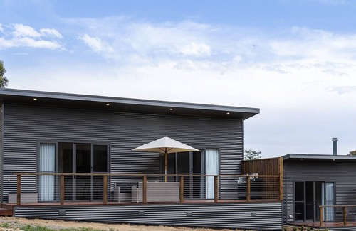 Eganstown House | Banksia Villa- Modern two bedroom Villa with country views