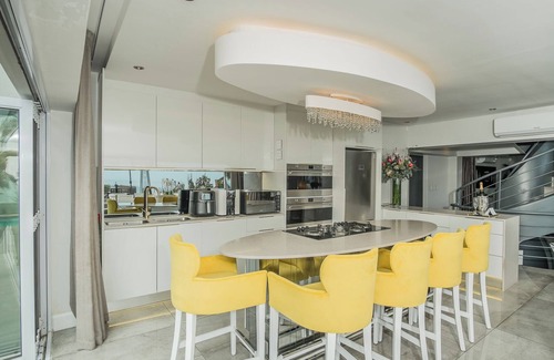 Clifton Apartment | Bantry Nirvana - Ultra lux Apt with views & pool