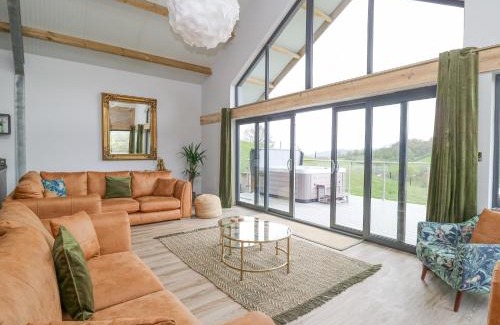 Kingswood House | Barcud Coch - Red Kite