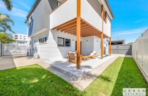 Bargara House | Bargara Coastal Luxe Aircon, Outside Pet, Sleeps 8