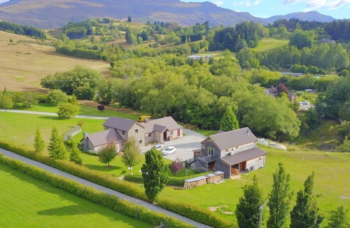 Dalefield Apartment | Barn Apartment - Self Cater - 5 min drive to Coronet Peak Ski field