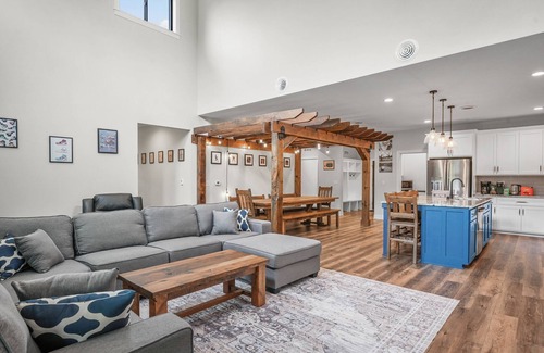 Mount Pleasant House | Barn! B-Ball Court/Mini Golf/Sports Bar/Tiki Bar/Theater/Arcade/Hot Tub/Fire Pit