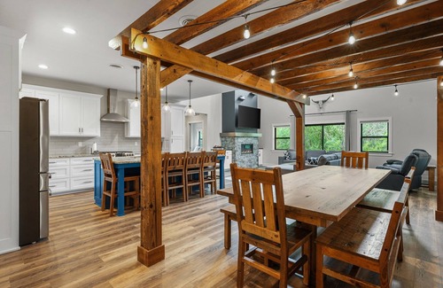 Mount Pleasant House | Barn! B-Ball Court/Mini Golf/Sports Bar/Tiki Bar/Theater/Arcade/Hot Tub/Fire Pit