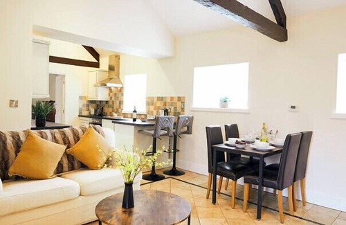 Muston House | Barn Cottage Deluxe - hot tub