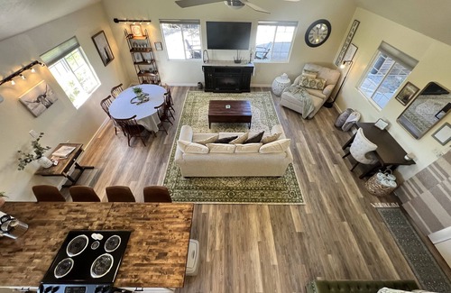 Clifton House | Barn house stay near Palisade, hot tub and views!
