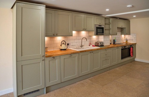 Little Rissington Cottage | Barn in Cotswolds with Hot Tub & Scenic Views