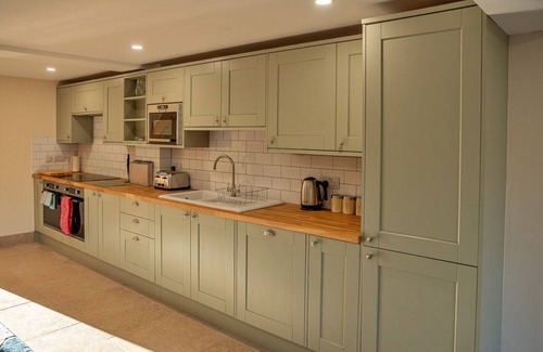 Little Rissington Cottage | Barn in Cotswolds with Hot Tub & Scenic Trails
