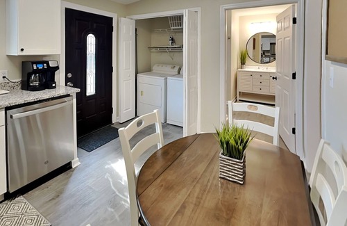 Metropolitan House | Barnard Row House | Pet-Friendly, Renovated Duplex + Walk to Forsyth Park!