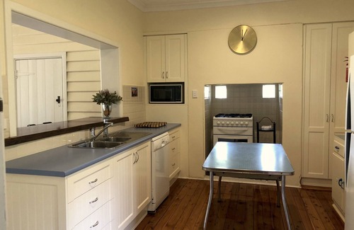 Nagambie House | Barong on the Water. Relax in the sweeping gardens on the edge of Lake.n