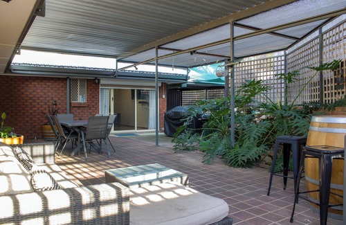 Lyndoch House | Barossa- Lyndoch-Sleeps 10-Spacious/Spa/Wifi/Foxtel - Groups/Family and Pets