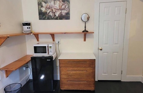 East Haven  Rutland County Apartment | Barrett Hill Rooms 1 mile from all medical accommodations in Rutland City