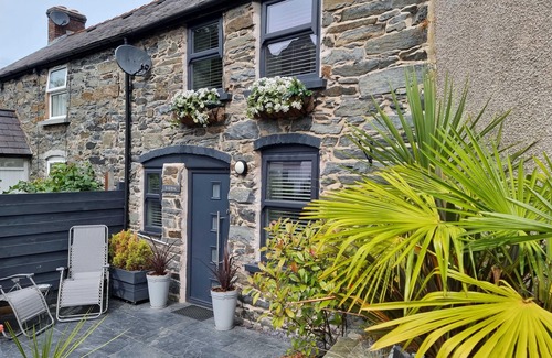 Llanfair Talhaiarn Cottage | Barrog Cottage - sleeps 2 guests in 1 bedroom