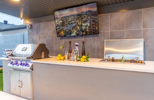 Southwest Village House | Barstool Party Pool12 Seat Hot Tub|Walk 2 Old Town