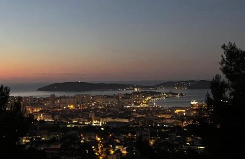 Toulon Apartment | Bas de villa, vue mer, terrasse, clim, piscine
