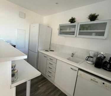 Toulon Apartment | Bas de villa, vue mer, terrasse, clim, piscine