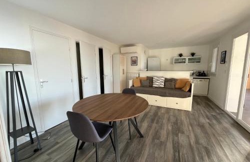 Toulon Apartment | Bas de villa, vue mer, terrasse, clim, piscine