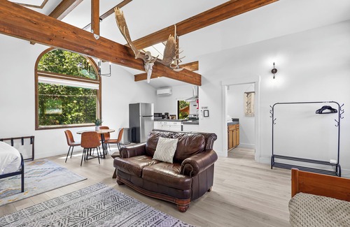 Mount Shasta Cabin | Basecamp Lodge - Cabin 1