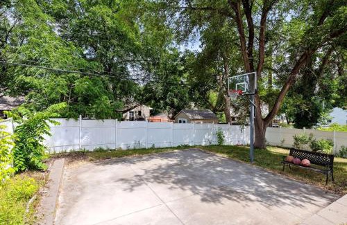 Richfield House | Basketball Court, Pickleball, Karaoke, 6 Beds