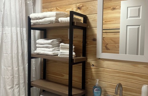 Stevenson Cabin | Bassmasters - Cozy 1-bedroom cabin with WiFi, AC in fabulous Stevenson