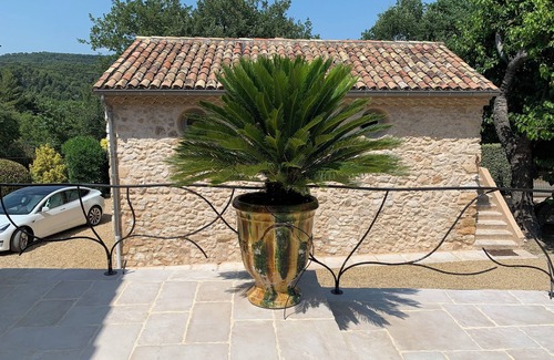 Meyreuil House | Bastidon in the middle of vineyards near Aix en Provence, silence, relaxation and swimming pool.