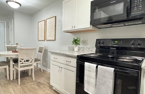 Inniswold Apartment | Baton Rouge Bliss! Trendy 2BR Apartment Near Everything