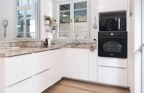 Kerem HaTeimanim Apartment | Bauhaus Residence & Garden by Beach - 6 Guests - 5 Stars Hosting ☆