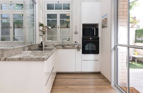Kerem HaTeimanim Apartment | Bauhaus Residence & Garden by Beach - 6 Guests - 5 Stars Hosting ☆